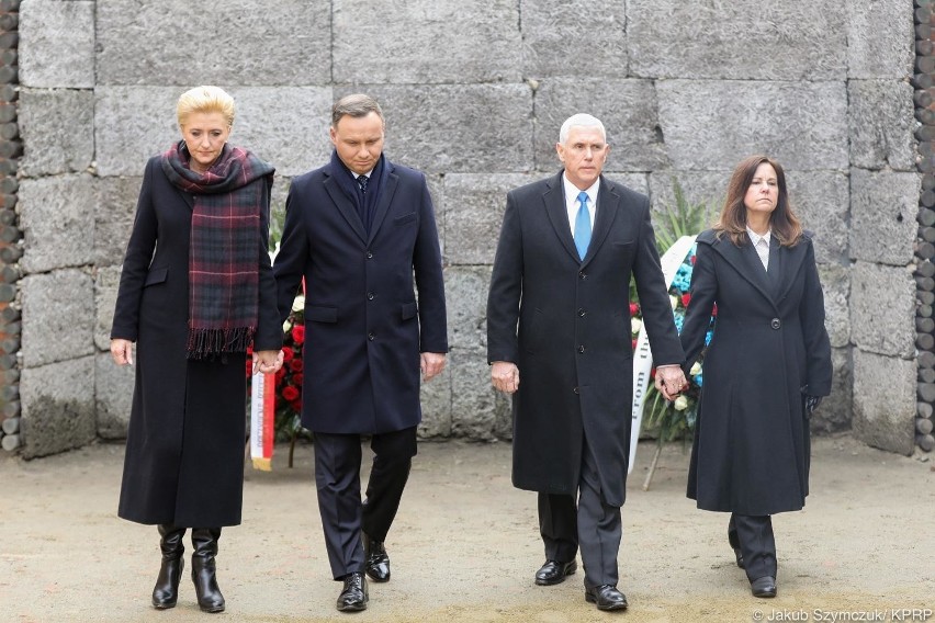 Oświęcim. Wiceprezydent Stanów Zjednoczonych Mike Pence i prezydent Andrzej Duda odwiedzili były niemiecki nazistowski obóz koncentracyjny