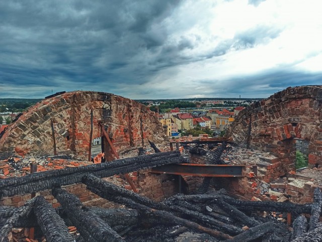 Zobacz niesamowite zdjęcia Marcina Hładowskiego ze spalonej wieży zamkowej w Żarach.