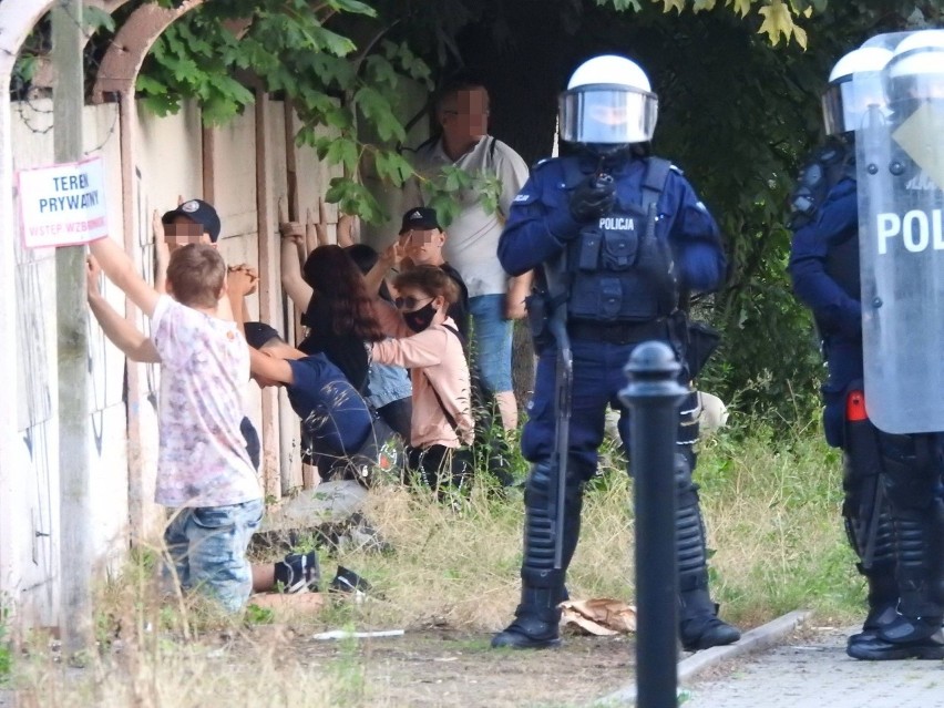 Dzieci i kobiety klęczące pod murem w Lubinie. Policja: To...