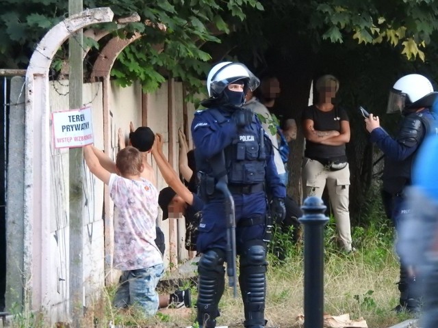 Dzieci i kobiety klęczące pod murem w Lubinie. Policja: To dla bezpieczeństwa