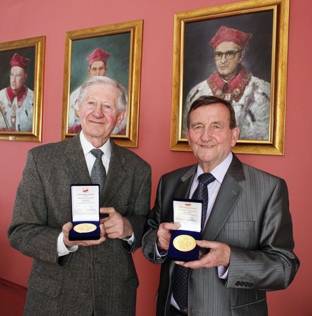 Prof. Janusz Jackowski (z prawej) i dr Zbigniew Orywał ze złotymi medalami Polskiego Komitetu Olimpijskiego