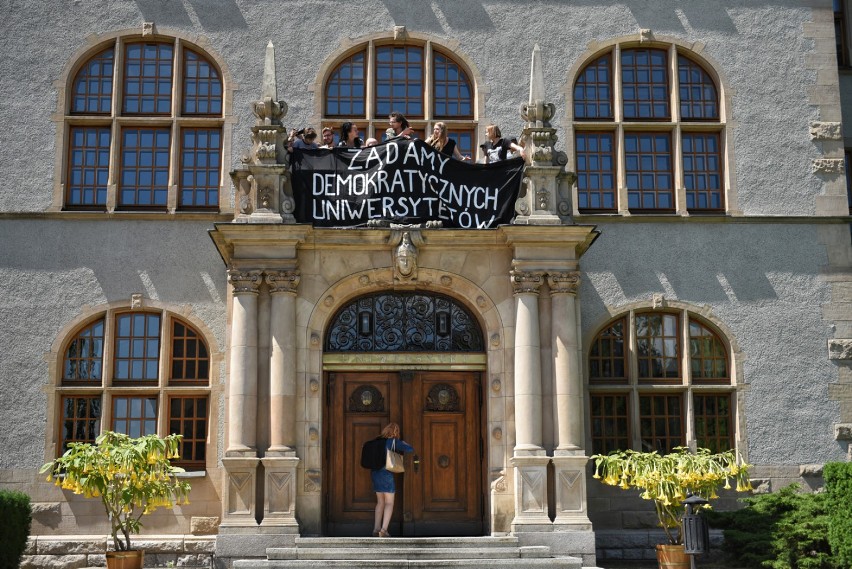 Studenci UAM rozpoczęli okupację rektoratu - protestują przeciwko ustawie Gowina [ZDJĘCIA]