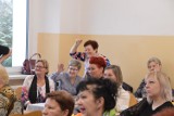 Gmina Miastko. Uczniowie szkoły w Słosinku śpiewająco i teatralnie złożyli babciom i dziadkom życzenia (FOTO+Video)