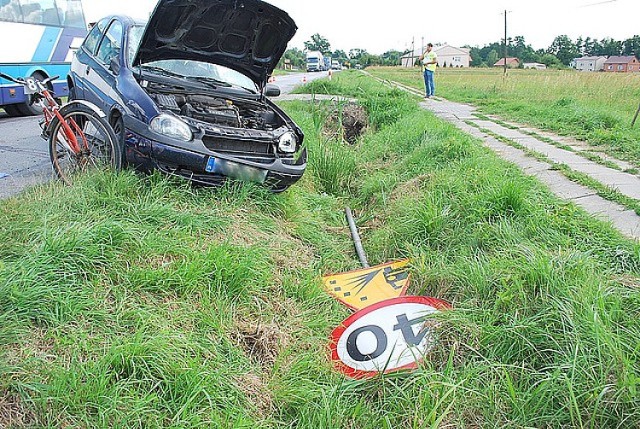 Wypadek w Zielonce. Do wypadku doszło 22 lipca, około 7.30 w Zielonce na drodze 875 relacji Kolbuszowa -Sokołów Młp. Ze wstępnych ustaleń policjantów wynika, że kierujący rowerem 58-letni mieszkaniec gminy Raniżów wyjeżdżając z parkingu nie ustąpił pierwszeństwa 31-letniej mieszkance powiatu rzeszowskiego, kierującej oplem corsą. 

 Czytaj także:  Pies pogryzł w Lesku 3-letnią dziewczynkę