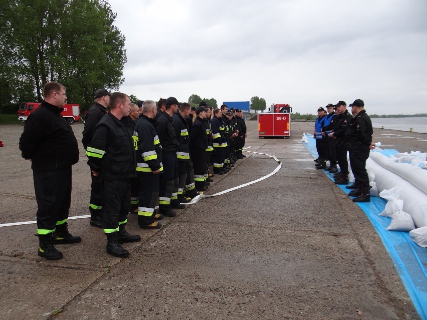 Ćwiczenia strażackie w Korzeniewie. Strażacy trenowali na wypadek powodzi [ZDJĘCIA]