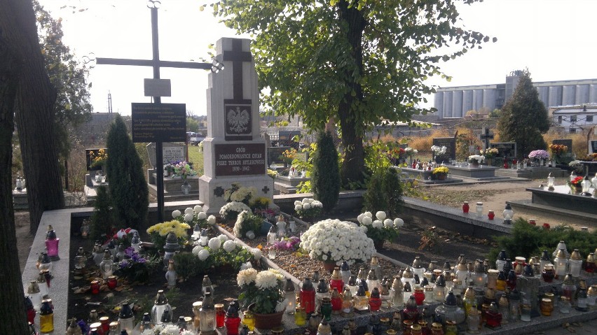 z Komarna na cmentarzu przy ul. Kaliskiej w Pleszewie