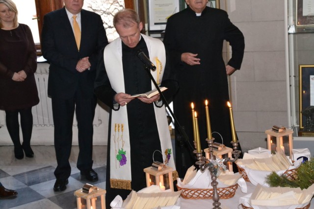 Proboszcz Bazyliki Mariackiej w Krakowie święci opłatki. Fot. Henryk Czechowski BINFO Krak&oacute;w