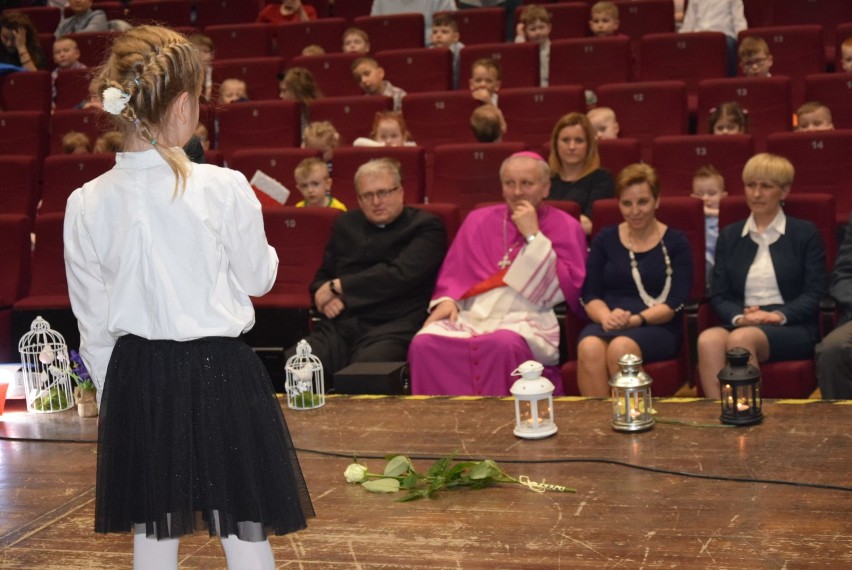 Przedszkolaki z Bajki zaprezentowały dla biskupa przedstawienie