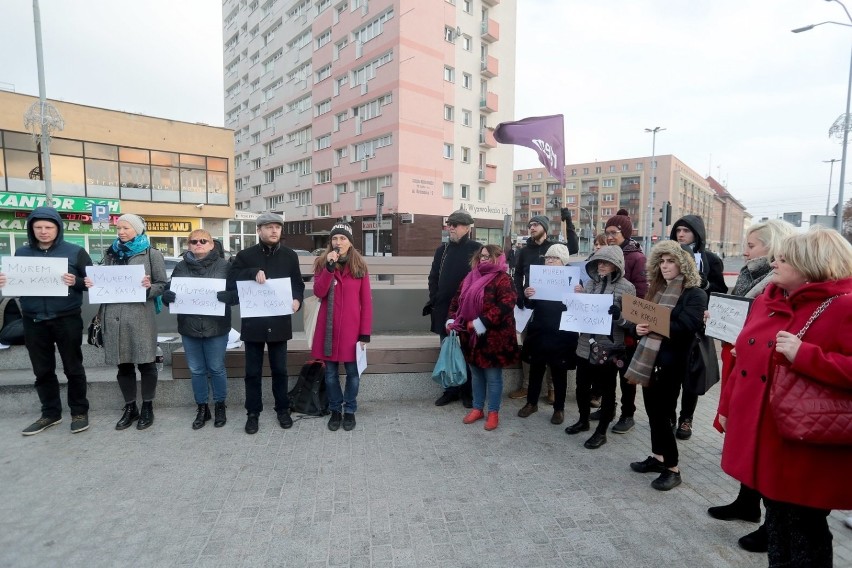 #MuremZaKasią. Szczecinianie wyrazili wsparcie dla skrzywdzonej przez księdza kobiety