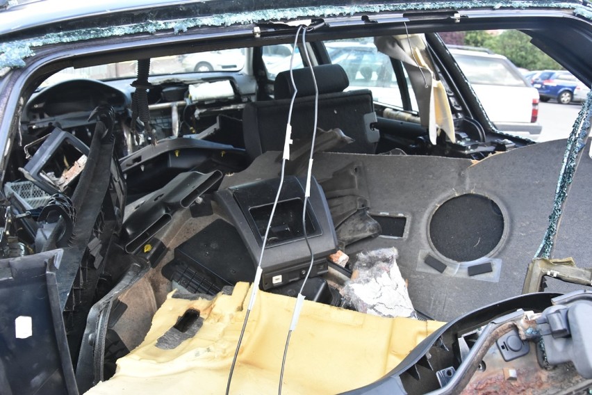 Zobaczcie jak wandale zniszczyli auto w Legnicy [ZDJĘCIA]