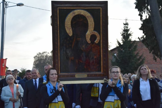 Tłum parafian z Mórki witał kopię obrazu Matki Bożej Częstochowskiej