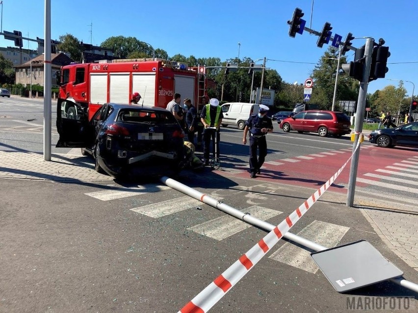 Radiowóz zderzył się z autem osobowym na Zaodrzu w Opolu. Policjant zabrany do szpitala