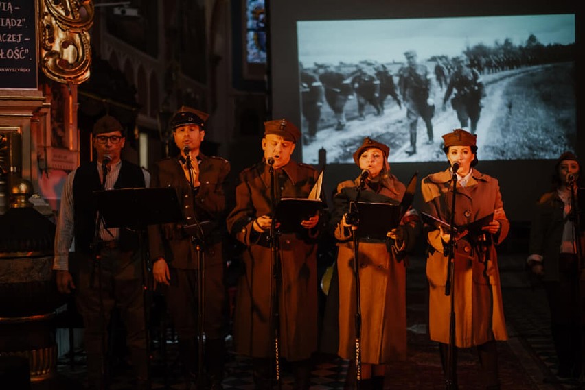 Koncert pieśni żołnierskich „Wyklęte i zakazane” odbył się w Uniejowie. W kolegiacie wystąpili łódzcy artyści ZDJĘCIA