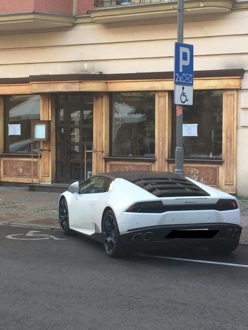 Tak się parkuje w Szczecinie. Lamborghini na miejscu dla niepełnosprawnych [zdjęcia] 