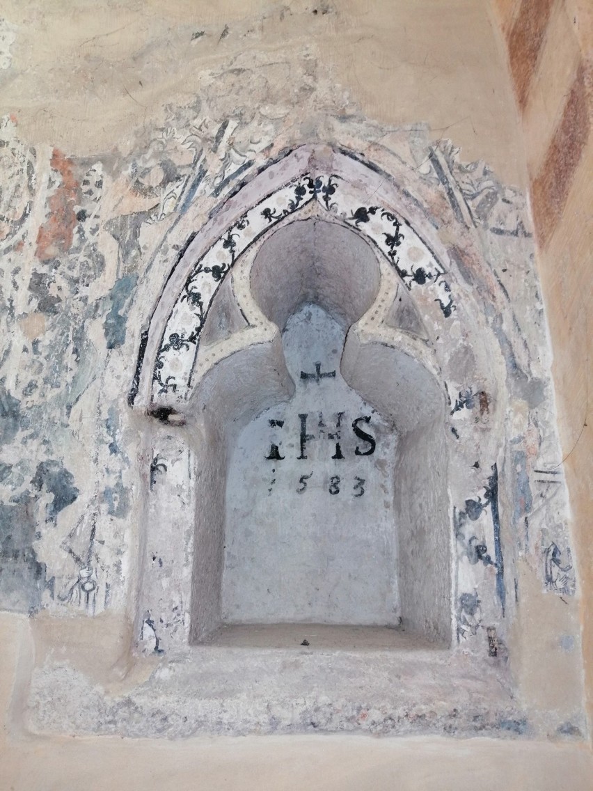 Niesamowite odkrycie w kościele w Niemodlinie! Najstarsze w Polsce epitafium malowane odkryte na kościelnej ścianie 