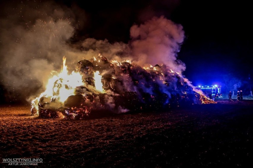 Mochy: Pożar nocą. Ktoś podpalił baloty słomy!