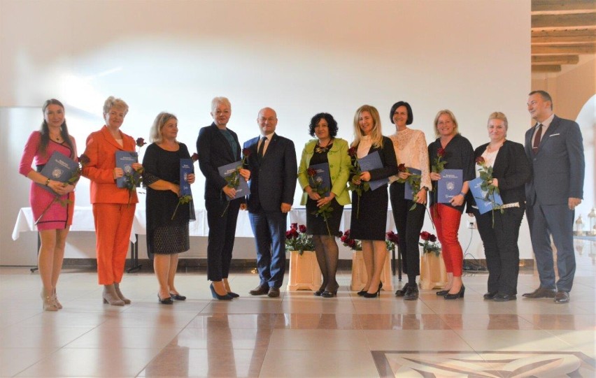 Nauczyciele szkół i przedszkoli w Zgorzelcu odebrali nagrody z rąk burmistrza. Gratulujemy