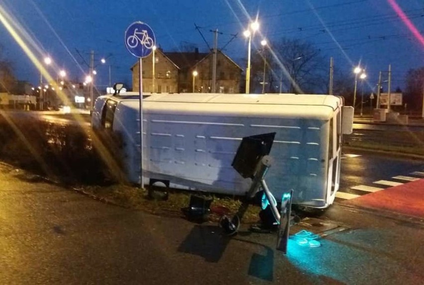 Groźny wypadek we Wrocławiu. Bus wywrócił się na przejściu dla pieszych [ZDJECIA]
