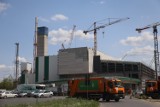 Coraz bliżej zakończenia rozbudowy spalarni odpadów na Targówku. Wielka hala, bunkier, komin i zielone dachy warszawskiej inwestycji