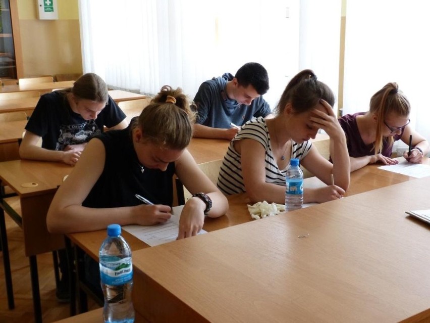 Młodzież ze Staszowa rywalizowała w udzielaniu pierwszej pomocy (ZDJĘCIA)