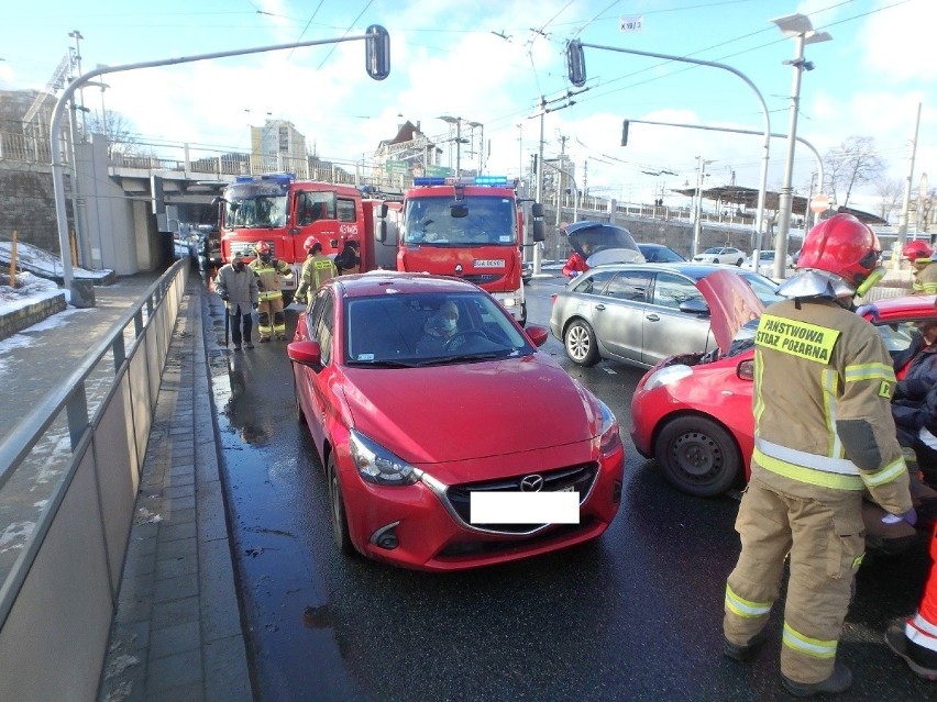 Wypadek w Gdyni. 29.01.2021 r. Zderzyły się trzy samochody osobowe. Jedna osoba została ranna