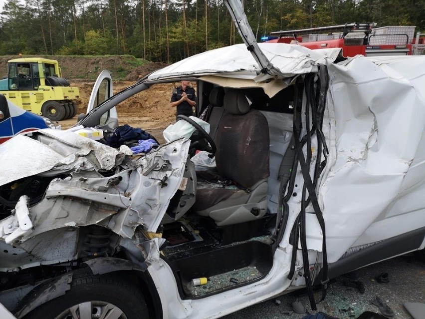Groźny wypadek na DK1 w Kruszynie. Samochód zderzył się z pojazdem budowlanym. Kierowca zakleszczył się w aucie [ZDJĘCIA]