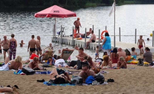 Ośrodek Turystyczno Wypoczynkowy „PŁOTKI” znajduje się koło Piły (w kierunku drogi na Zelgniewo). Można tam wynająć domki wypoczynkowe dla 3, 6 lub 7 osób.

W okolicy znajduje się plac zabaw, plaża, miejsce do grillowania, boisko do siatkówki i koszykówki. W pobliżu jest też park linowy.