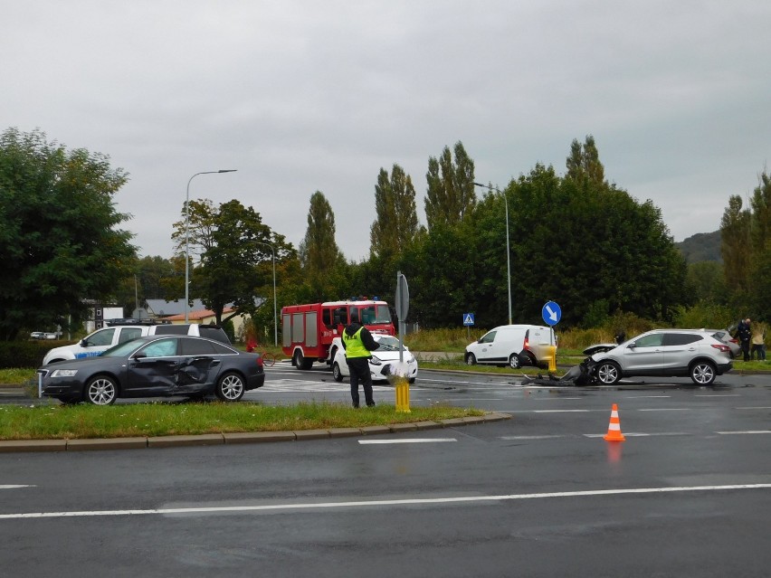 Wałbrzych: Zderzenie trzech aut na skrzyżowaniu ulic Sikorskiego i Moniuszki! [ZDJĘCIA]