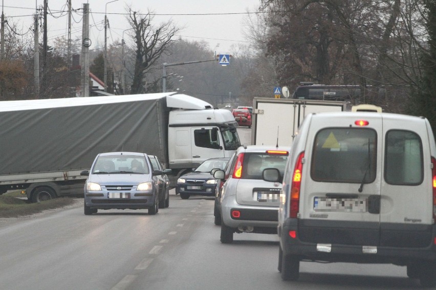 Na ulicy Ściegiennego w Kielcach cofająca ciężarówka wpadła...