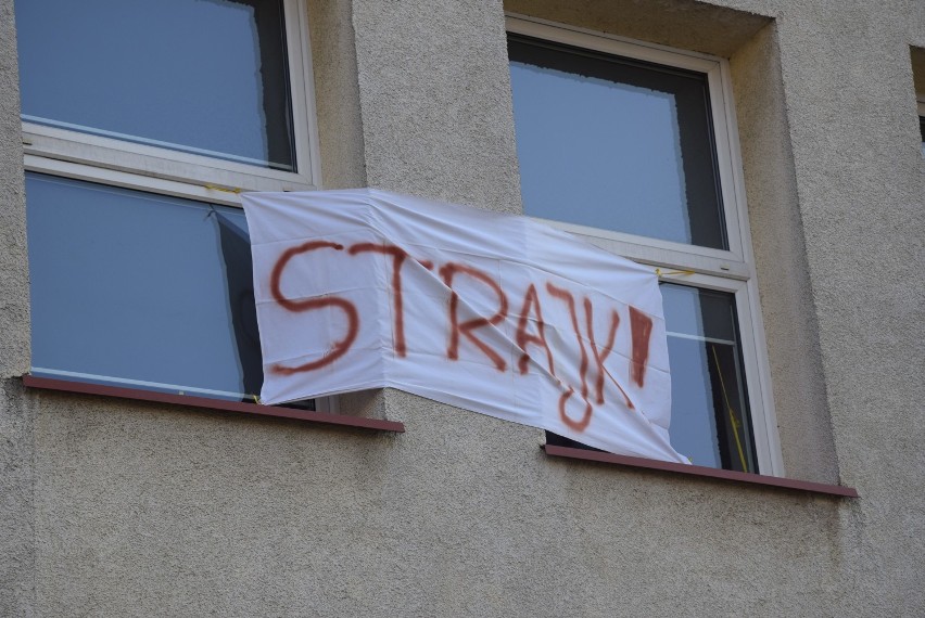 Strajk nauczycieli w Kaliszu. Placówki oflagowane, na drzwiach wywieszone postulaty i apele do rodziców FOTO