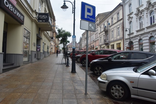 Duży kłopot ze znalezieniem wolnego miejsca parkingowego mają kierowcy na ulicy Krakowskiej