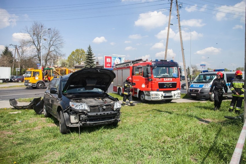Wypadek na skrzyżowaniu Obywatelskiej i Pienistej w Łodzi. Subaru wjechało pod autobus