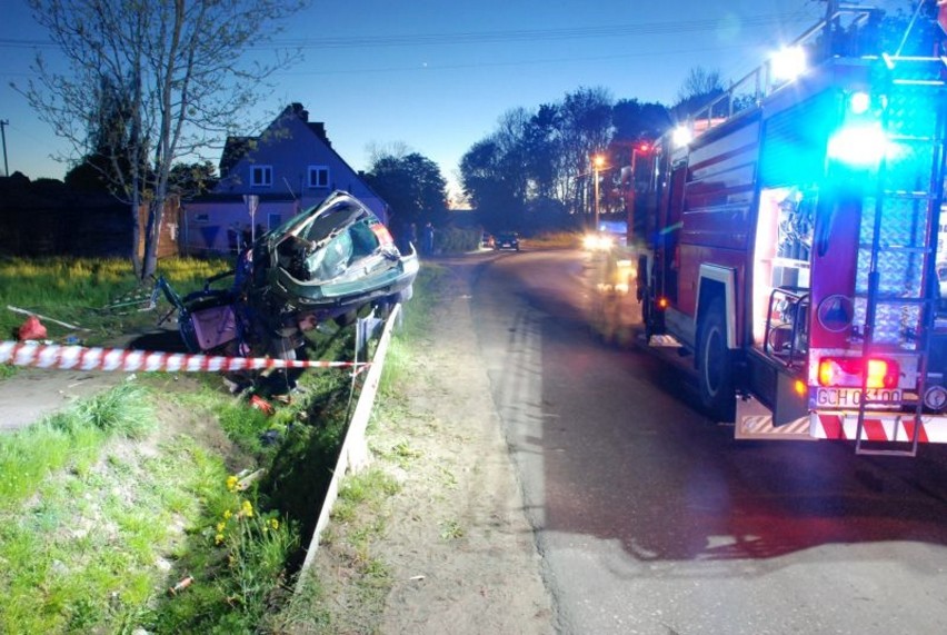 Wypadek w Nieżychowicach. Volkswagen uderzył w drzewo i dachował. Trzy osoby trafiły do szpitala