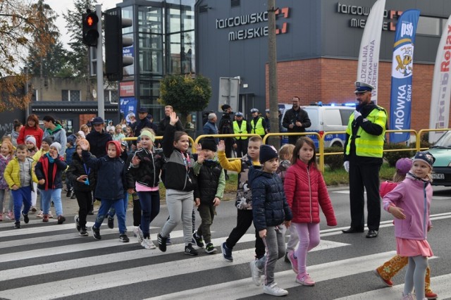 W Śremie akcja „Bezpieczna droga do szkoły” tradycyjnie odbywa się na przejściu dla pieszych przy ulicy Grunwaldzkiej.