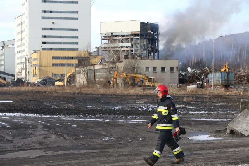 Katowice: Pożar w sortowni kopalni Boże Dary. 18 zastępów PSP walczy z ogniem [ZDJĘCIA]