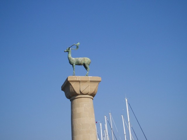 Jelonek, jeden z dwóch pilnujący niegdyś mitycznego Kolosa z Rodos, symbol miasta.
fot. Marta Jurkiewicz
