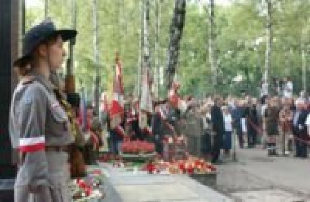 Harcerze oddają hołd żołnierzom poległym w Powstaniu Warszawskim