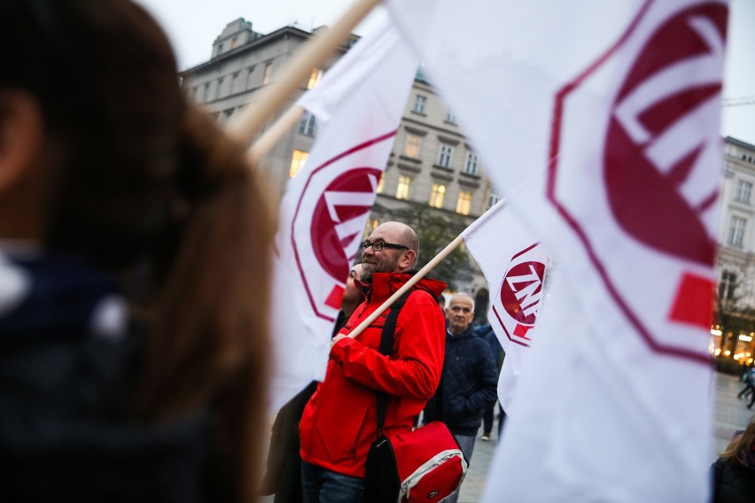 Nauczyciele protestowali na Rynku Głównym w Krakowie [GALERIA]