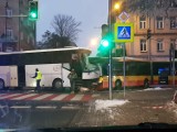 Wypadek w Warszawie. Zderzenie dwóch autobusów na Pradze-Północ. Kierowcy pojazdów trafili do szpitala