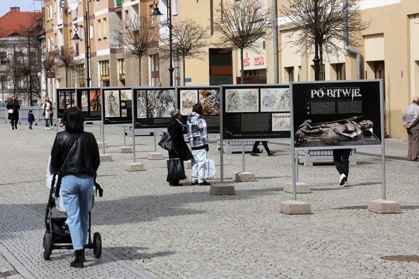 Plenerowa wystawa w Rynku z okazji 780 rocznicy Bitwy pod Legnicą