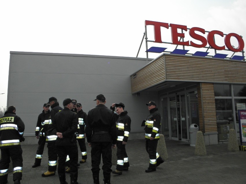 Żory: Strażacy w Tesco przy ul. Malinowej. Co tam robili? ZDJĘCIA
