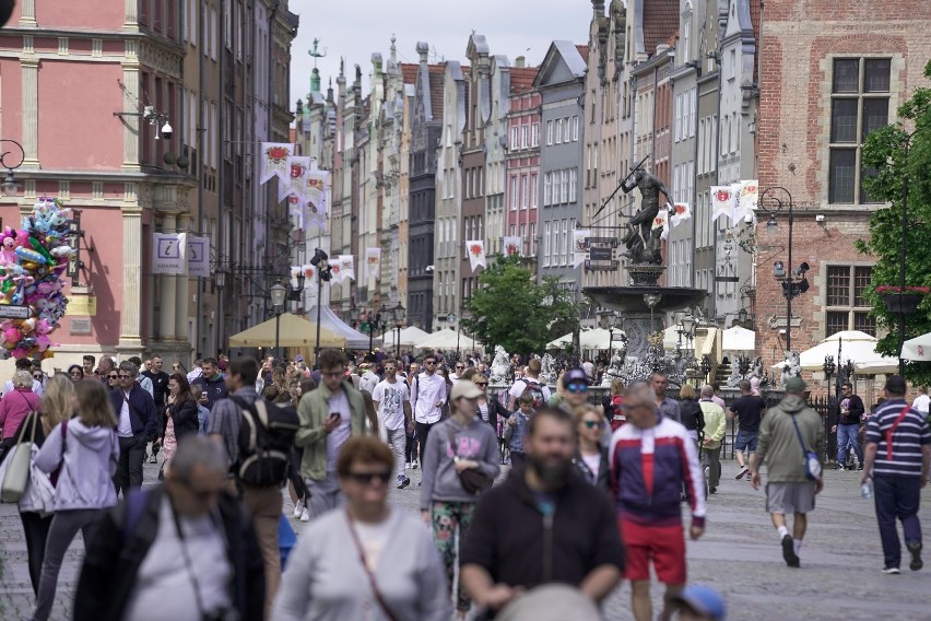 Gdańsk znów tętni życiem! Na ulicach tłumy spacerowiczów w...