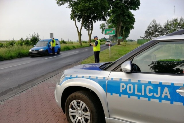 Dzisiaj w Belnie była akcja "Trzeźwy kierujący". Policjanci ze Świecia przeprowadzili blisko 350 kontroli. Dwóch kierowców było nietrzeźwych. Pierwszy wpadł w ręce policjantów o godz. 6.50. Jechał peugeotem, to 49-letniego mieszkaniec powiatu świeckiego, „wydmuchał” 0,75 promila.

Pięć minut później drugi patrol drogówki kontrolował kierującego oplem calibra. 38-latek miał w organizmie ponad 1,4 promila.

Mężczyźni trafili do policyjnego aresztu.  Policjanci zatrzymali im już prawo jazdy. Po wytrzeźwieniu usłyszą zarzuty, a grozi im kara do dwóch lat pozbawienia wolności oraz zakaz prowadzenia pojazdów nawet do 15 lat.


Anwil Włocławek mistrzem Polski 2018. Feta pod Halą Mistrzów

