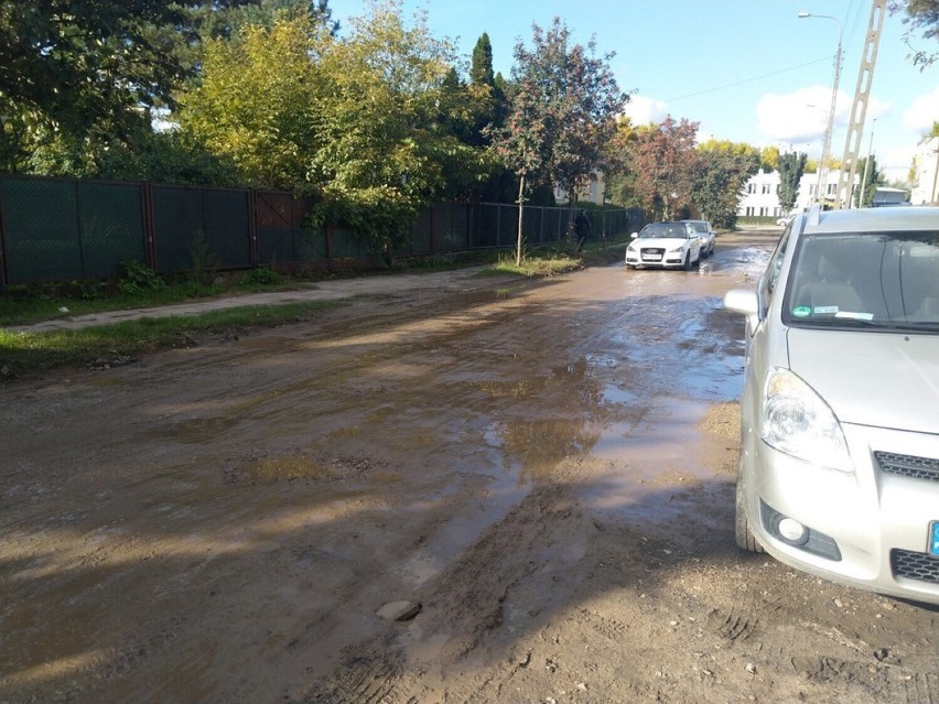 Dziury i Błoto na ulicy Zgodnej to norma, podobnie jest na...