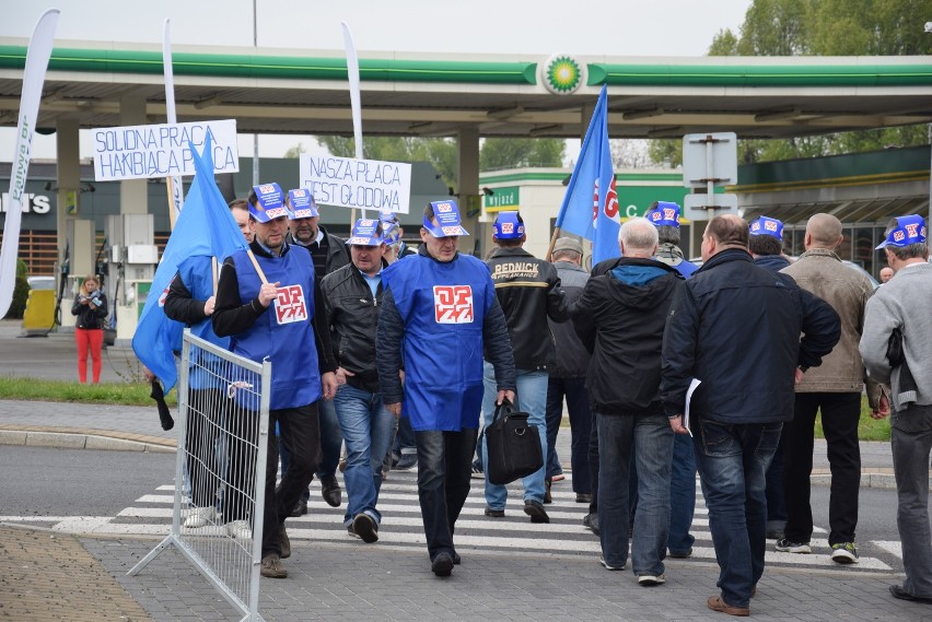 Transgór Rybnik:  Trwa protest kierowców, blokują ulicę Kotucza ZDJĘCIA i FILM