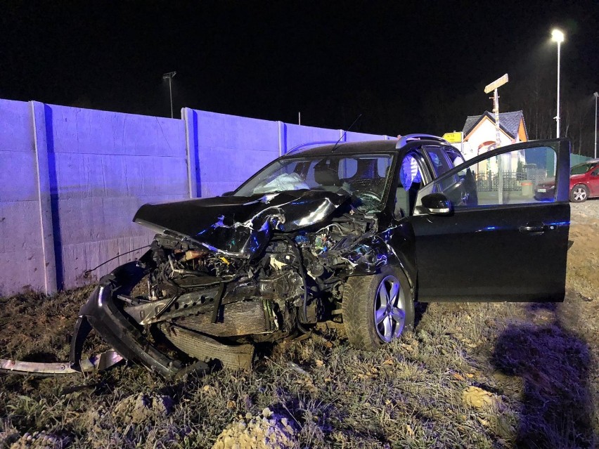 Fatalny wypadek na obwodnicy Nowego Tomyśla. Kierująca Renaultem wypadła z samochodu na skutek zderzenia [ZDJĘCIA]