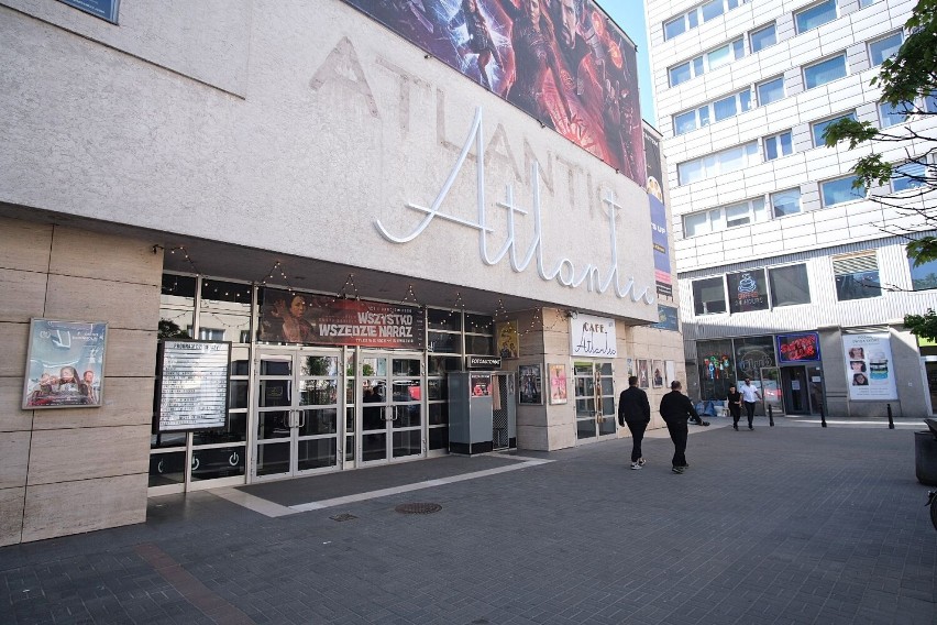 Kino Atlantic z nowym szyldem. Podświetlany napis na fasadzie wzorowany jest na kultowym neonie