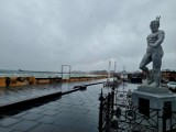 Sztorm w Helu. Zatoka Gdańska i Bałtyk targane wiatrem i fale w porcie Hel. Według prognoz miało wiać ponad 100 km/h