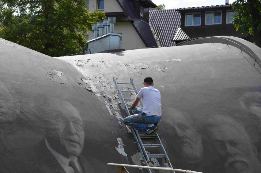 Zakopane. Naprawiają zniszczony mural historyczny [ZDJĘCIA]