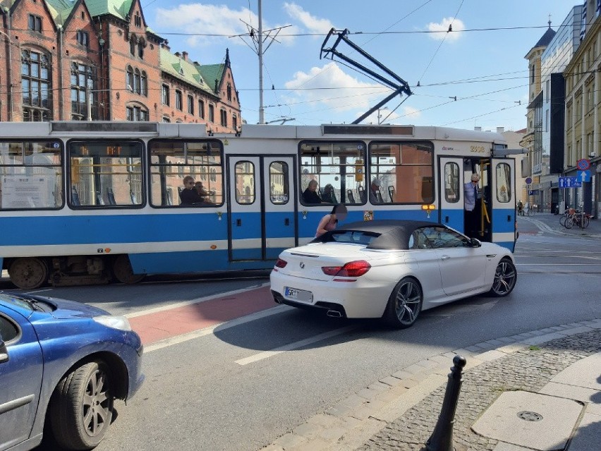 Wrocław. BMW zablokowało tramwaje i auta w centrum miasta. Zobacz zdjęcia!